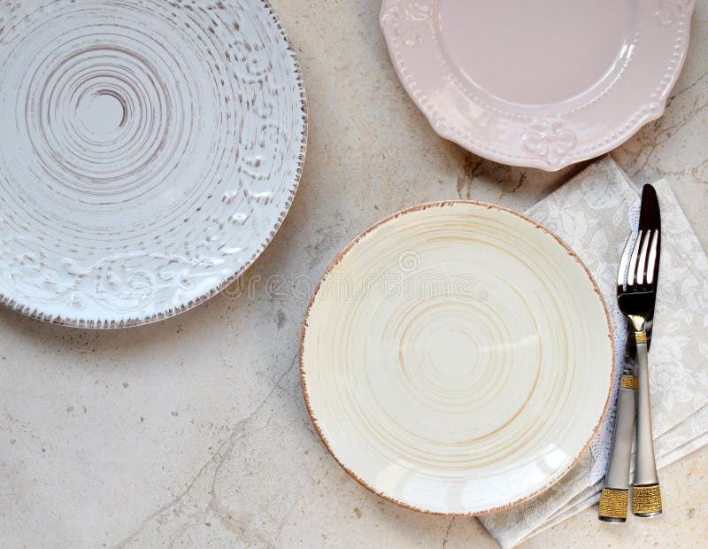 Stubarwni puści ceramiczni talerze na marmurowym tle Zgłasza położenie Podławy szyk lub retro styl Odgórny widok kosmos kopii Egz fotografia royalty free Stubarwni puści ceramiczni talerze na marmurowym tle Zgłasza położenie Podławy szyk lub retro styl Odgórny widok kosmos kopii Egz fotografia royalty free