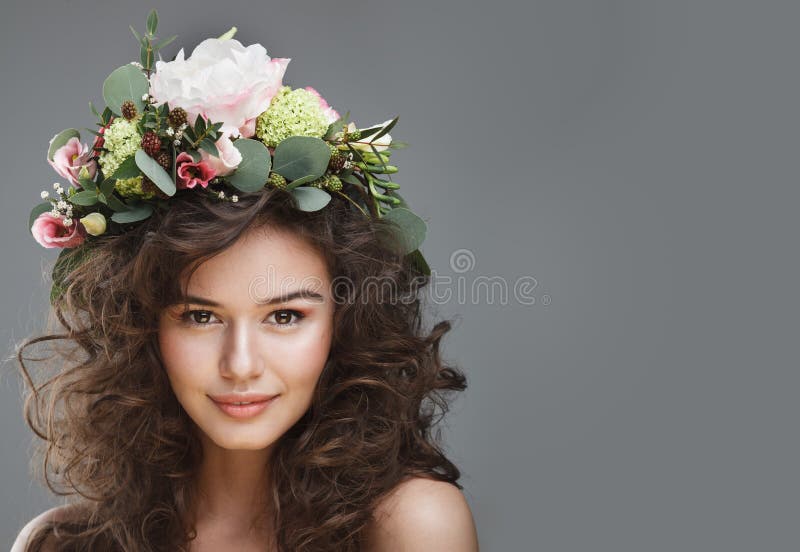 Stubio-Schönheitsporträt der netten jungen Frau mit Blumenkrone lizenzfreies stockfoto Stubio-Schönheitsporträt der netten jungen Frau mit Blumenkrone lizenzfreies stockfoto