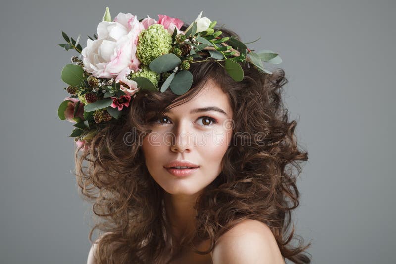 Stubio skönhetstående av den gulliga unga kvinnan med blommakronan arkivbild Stubio skönhetstående av den gulliga unga kvinnan med blommakronan arkivbild