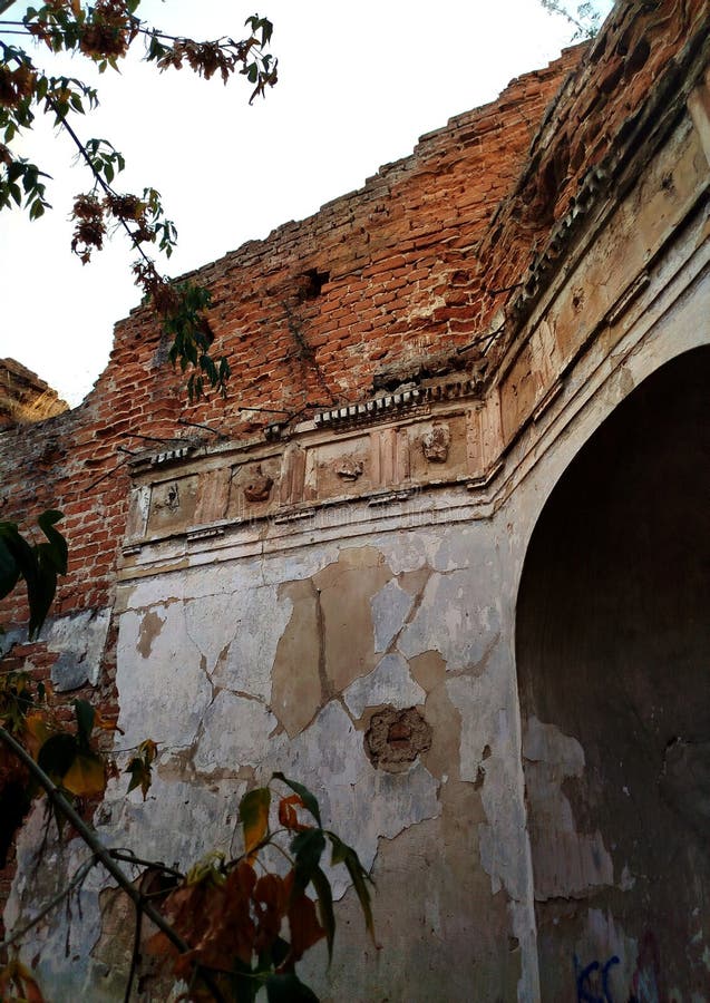 Stucco formował się blisko sufitu w opuszczonym pałacu księży Sangusa obraz stock