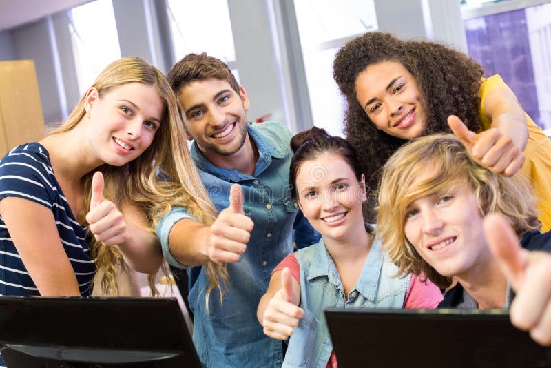 Studenci collegu gestykuluje aprobaty obraz royalty free Studenci collegu gestykuluje aprobaty obraz royalty free