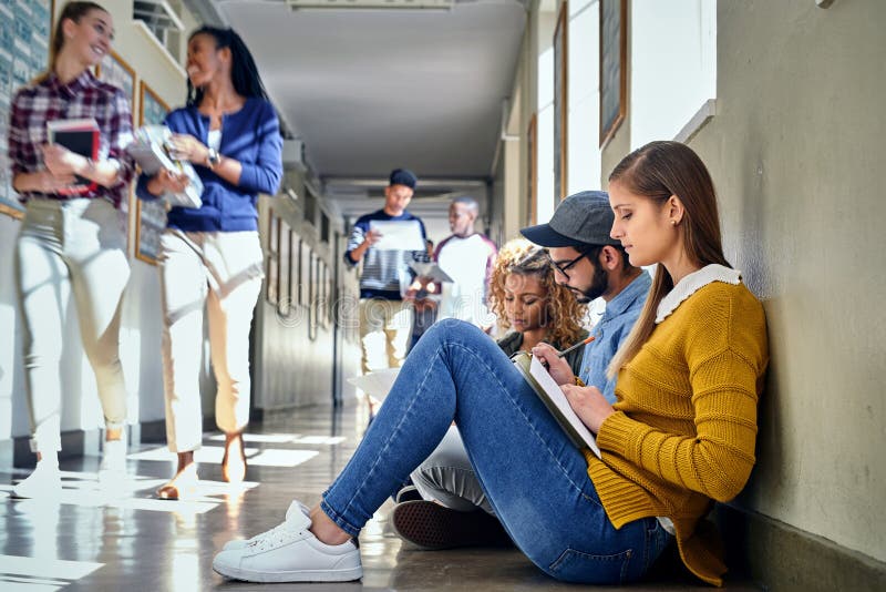 Studenci i studia na podłodze w korytarzu kształcenia lub przygotowania do egzaminu. studentka kampusu zdjęcie stock