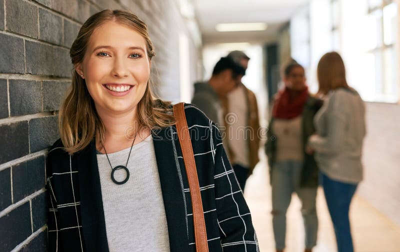 Studencka dziewczyna i portret w korytarzu uniwersyteckim lub uniwersyteckim dla celów stypendialnych szkolnictwo wyższe i wiedza zdjęcia royalty free