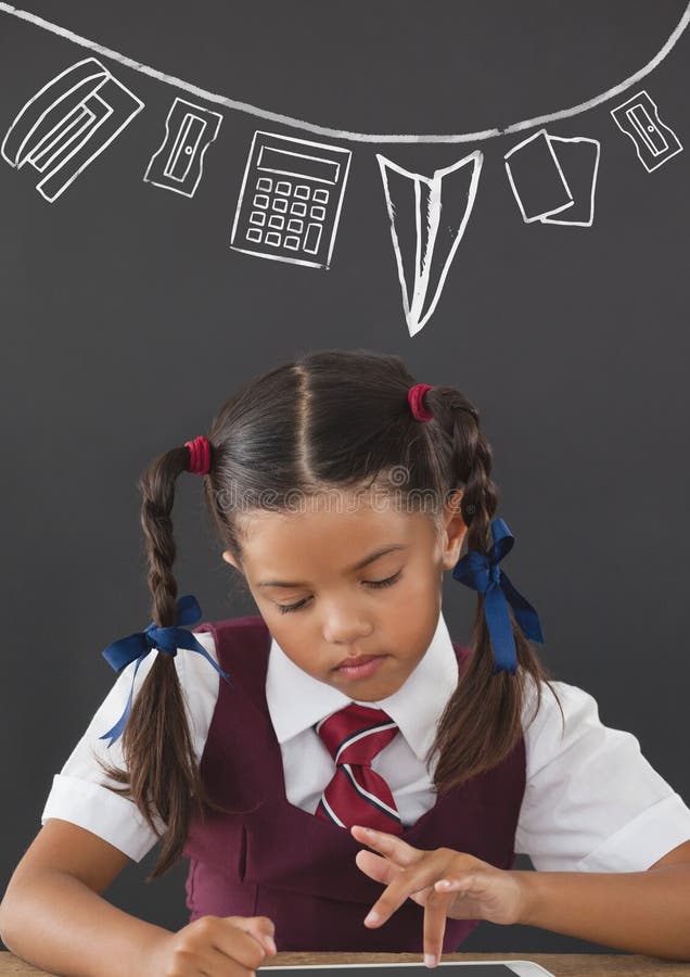 Studencka dziewczyna przy stołowym czytaniem przeciw popielatemu blackboard z szkołą i edukaci grafiką obrazy stock Studencka dziewczyna przy stołowym czytaniem przeciw popielatemu blackboard z szkołą i edukaci grafiką obrazy stock