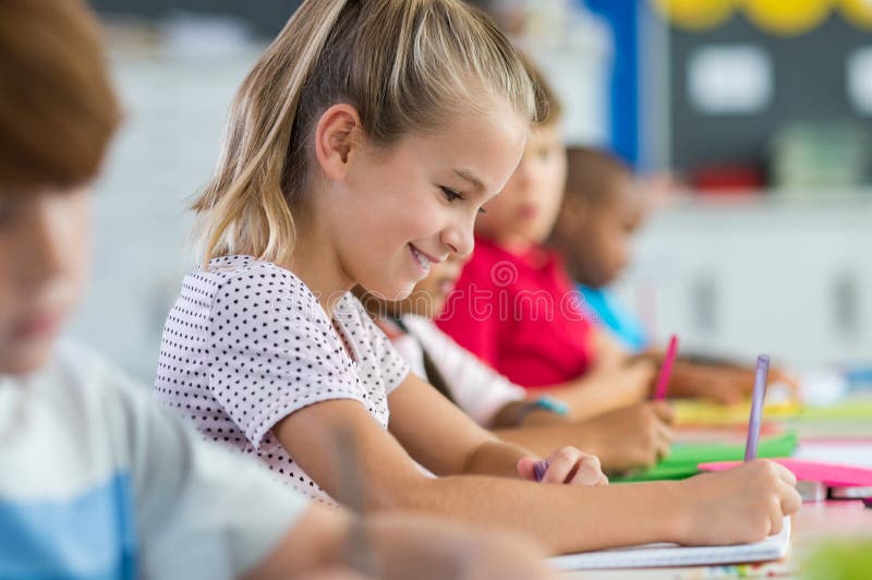 Studencki dziewczyny writing na podręczniku obraz stock Studencki dziewczyny writing na podręczniku obraz stock