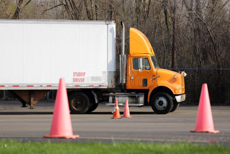 Studencki kierowca ciężarówki ćwiczy parkować manewry
