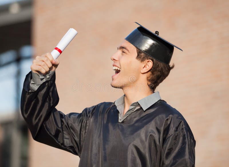 Studencki mienie dyplom Na skalowanie dniu Wewnątrz zdjęcie stock Studencki mienie dyplom Na skalowanie dniu Wewnątrz zdjęcie stock