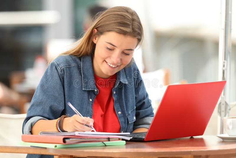 Studencki nauczanie online bierze notatki w barze zdjęcia royalty free Studencki nauczanie online bierze notatki w barze zdjęcia royalty free