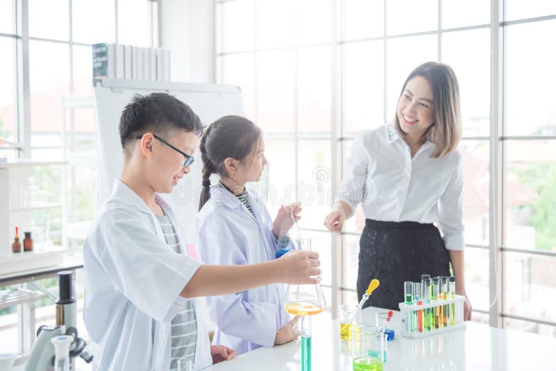 Studencki robi eksperyment z ich nauczycielem w chemii sali lekcyjnej fotografia royalty free Studencki robi eksperyment z ich nauczycielem w chemii sali lekcyjnej fotografia royalty free