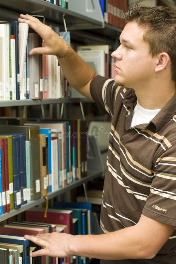 Student in bibliotheek royalty-vrije stock afbeelding Student in bibliotheek royalty-vrije stock afbeelding