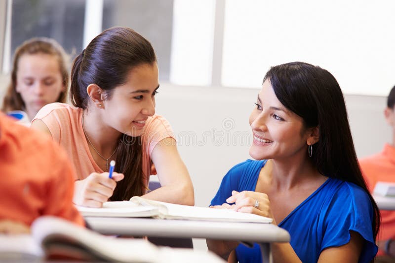 Student In Classroom för lärareHelping Female High skola arkivbilder Student In Classroom för lärareHelping Female High skola arkivbilder