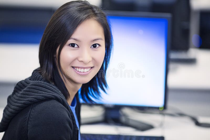 Student in Computerlaboratorium stock fotografie Student in Computerlaboratorium stock fotografie