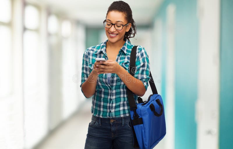 Student in den Brillen mit Smartphone und Tasche stockfotografie