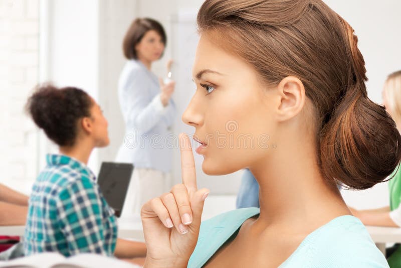 Student, der in der Schule Stillegeste macht lizenzfreies stockbild Student, der in der Schule Stillegeste macht lizenzfreies stockbild