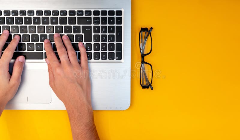 Student, der im Notebook bereit für Schlussprüfungen Universitätselearning schreibt. Student, der im Notebook bereit Schlussprüfungen für flache Lage des Universitätselearning schreibt