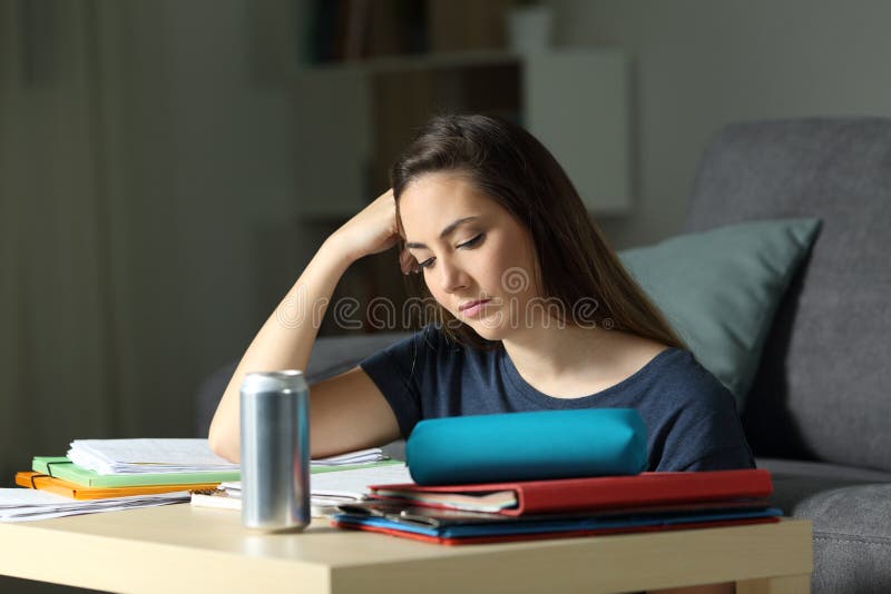 Student, der stark zu Hause in der Nacht studiert stockbilder Student, der stark zu Hause in der Nacht studiert stockbilder