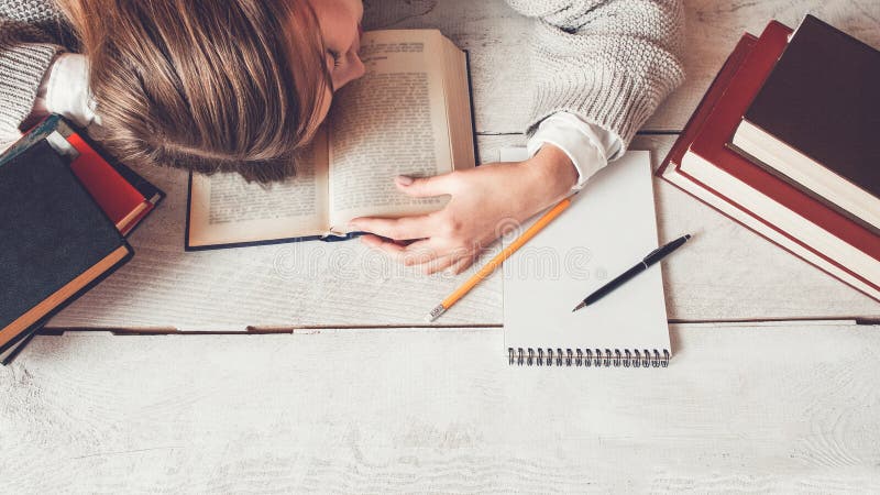 Student die examens voorbereiden die vermoeide uitputting slapen stock fotografie Student die examens voorbereiden die vermoeide uitputting slapen stock fotografie