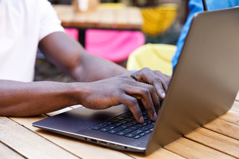 Student die Laptop met behulp van royalty-vrije stock foto Student die Laptop met behulp van royalty-vrije stock foto