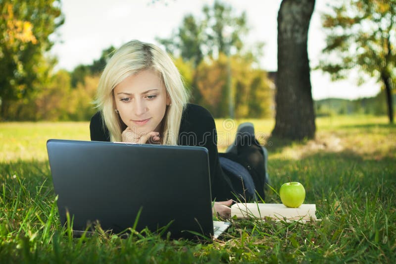 Alumno computadora portátil el estudio en el parque.