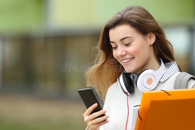 Student die sms't op een telefoon in de buurt van de universiteit stock afbeelding