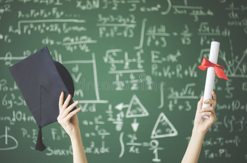 Student hob oben Armholdingstaffelungskappe und -diplom im Klassenzimmer auf grüner Tafel an lizenzfreie stockfotografie Student hob oben Armholdingstaffelungskappe und -diplom im Klassenzimmer auf grüner Tafel an lizenzfreie stockfotografie