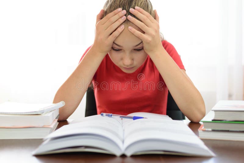 Student ist frustriert und von seiner Hausarbeit müde stockfotografie Student ist frustriert und von seiner Hausarbeit müde stockfotografie