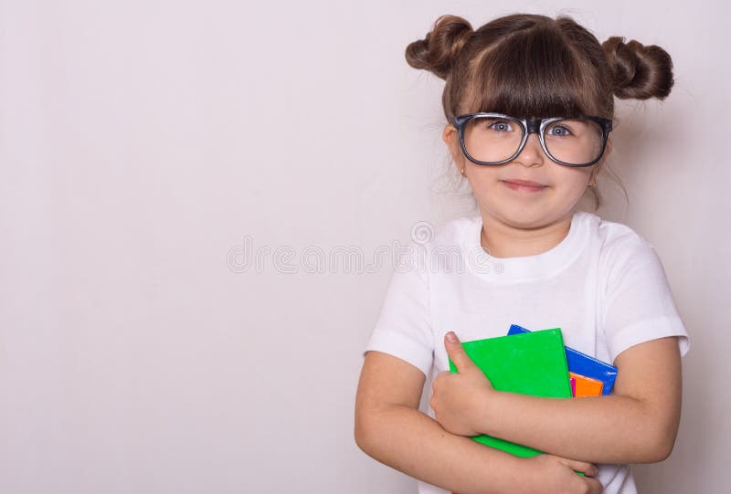 Student klaar voor school De Kantoorbehoeften van kinderen voor school Jong geitje met notitieboekje en pen in handen stock afbeelding Student klaar voor school De Kantoorbehoeften van kinderen voor school Jong geitje met notitieboekje en pen in handen stock afbeelding