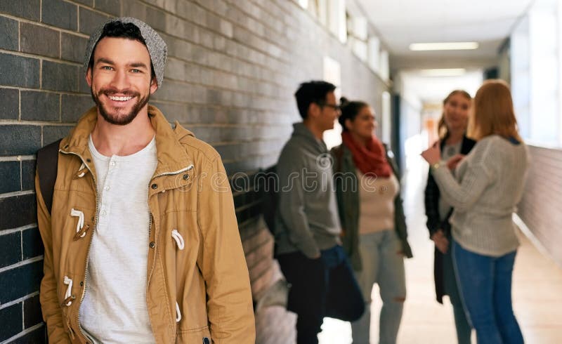 Student man i portret w korytarzu uniwersyteckim lub kolegium na potrzeby stypendium w szkolnictwie wyższym i wiedzy edukacyjnej obraz royalty free