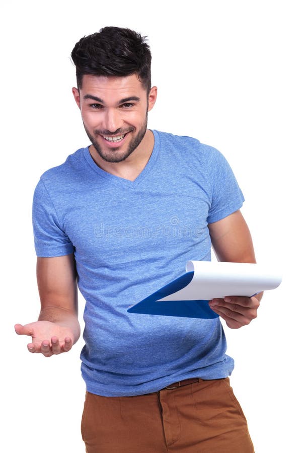 Student mit dem Notizblock, der Sie einlädt zu lernen lizenzfreies stockfoto Student mit dem Notizblock, der Sie einlädt zu lernen lizenzfreies stockfoto