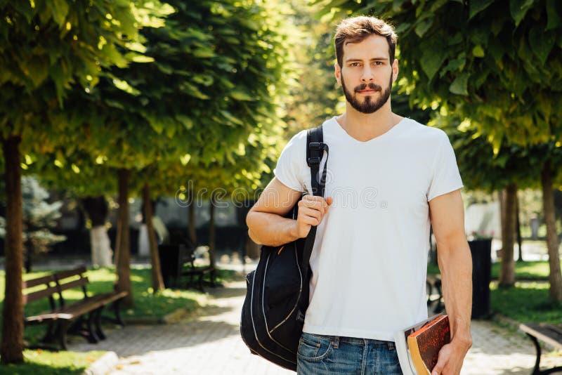Student mit Rucksack draußen stockbilder Student mit Rucksack draußen stockbilder