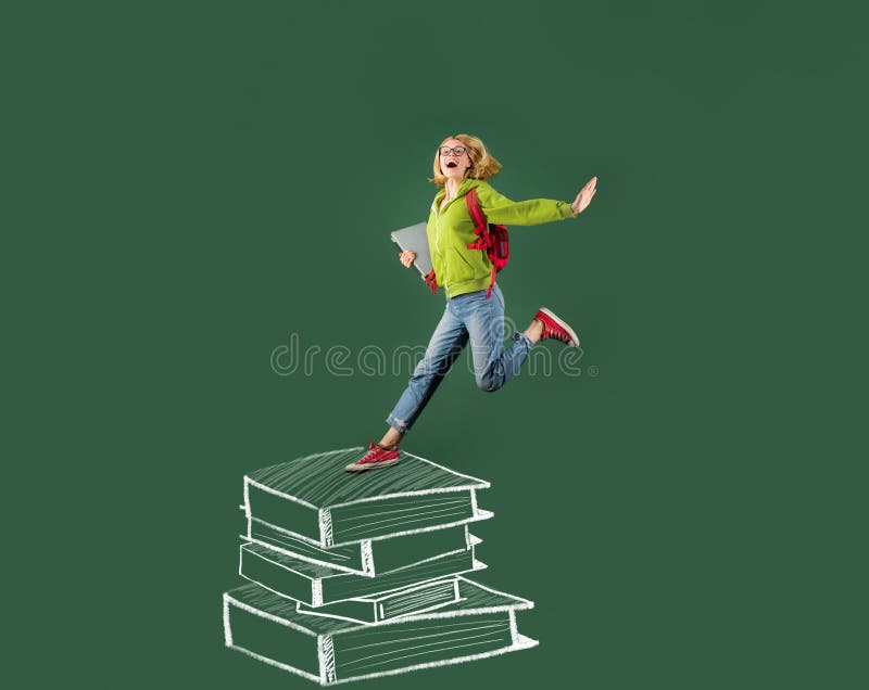 Student in school, wetenschap en onderwijs voor mensen Jonge ernstige vrouwelijke Student die in school bestuderen Grappige stude royalty-vrije stock foto's Student in school, wetenschap en onderwijs voor mensen Jonge ernstige vrouwelijke Student die in school bestuderen Grappige stude royalty-vrije stock foto's