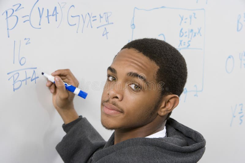 Student Solving Algebra Equation auf Whiteboard stockfotos Student Solving Algebra Equation auf Whiteboard stockfotos