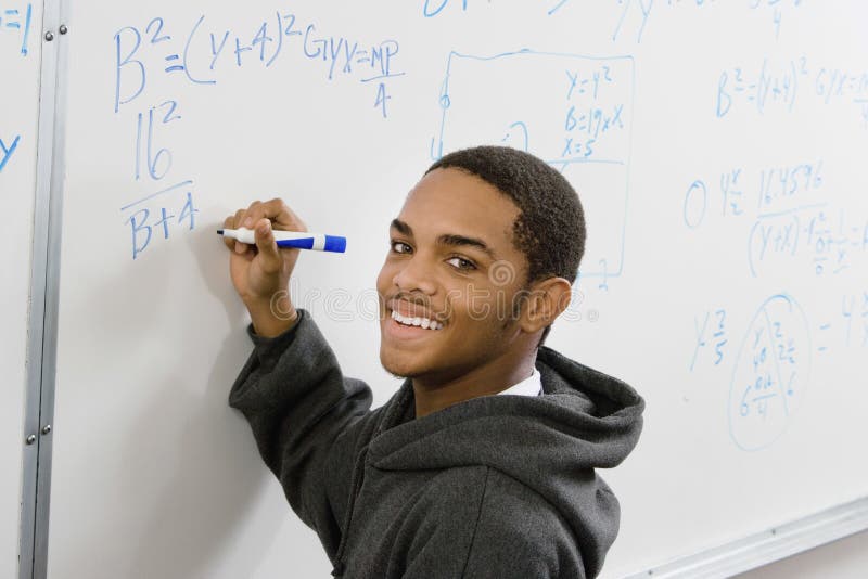 Student Solving Algebra Equation auf Whiteboard stockfotos Student Solving Algebra Equation auf Whiteboard stockfotos