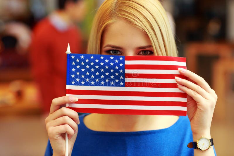 Student som kikar bak flagga av USA royaltyfri fotografi Student som kikar bak flagga av USA royaltyfri fotografi