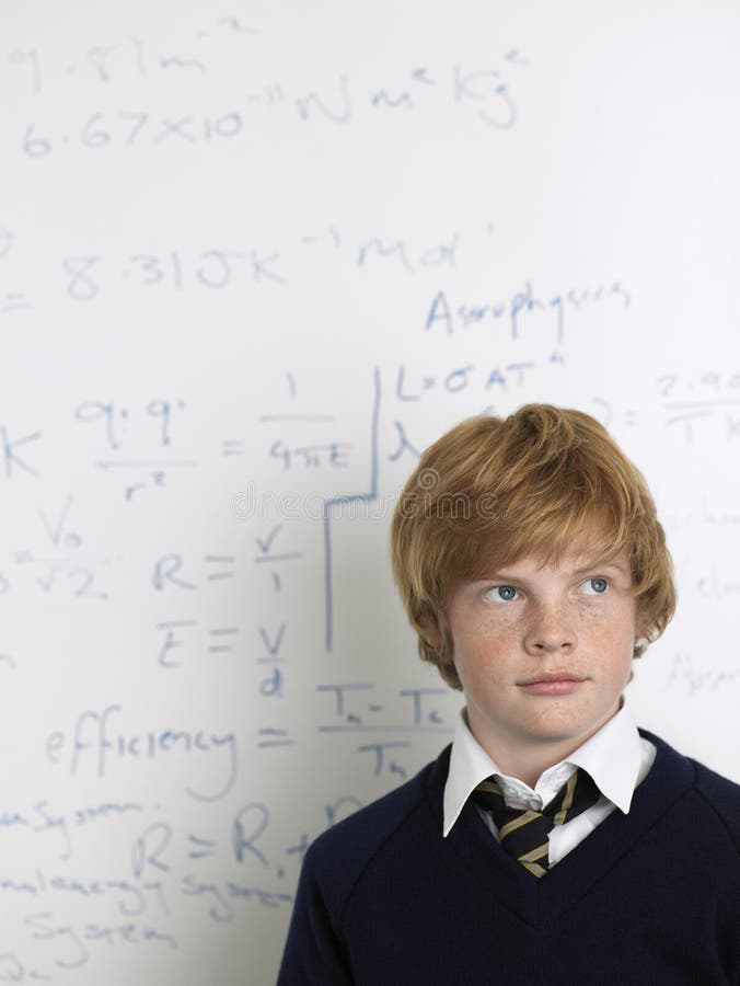 Student Standing By Whiteboard in Wiskundeklasse royalty-vrije stock foto Student Standing By Whiteboard in Wiskundeklasse royalty-vrije stock foto