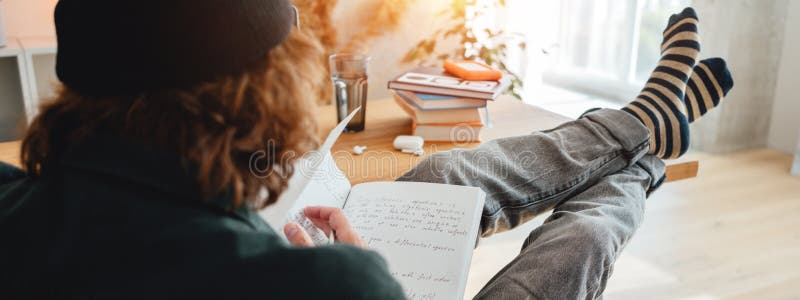 Student uniwersytetu studiujący i robiący notatki w kampusie. obraz szeroki fotografia stock