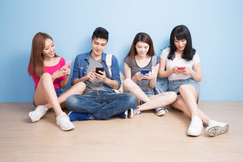 Student use phone and sit on the floor