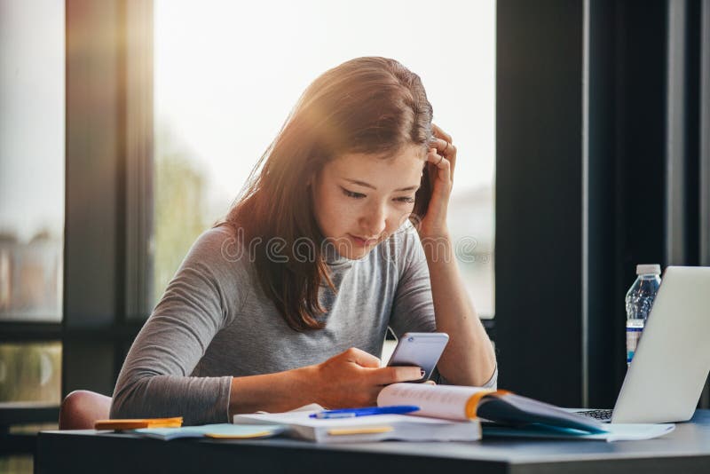 Student using smart phone at college library royalty free stock photos Student using smart phone at college library royalty free stock photos
