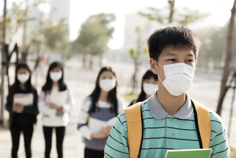 Student wearing mouth mask against smog in city royalty free stock photography Student wearing mouth mask against smog in city royalty free stock photography