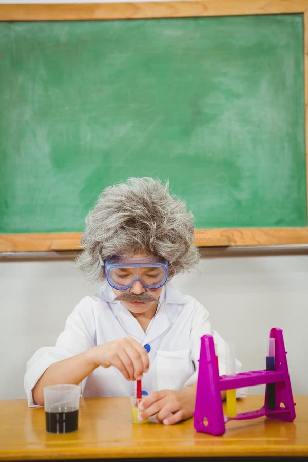 Student îmbrăcat ca Einstein folosind un set de chimie la școala elementară