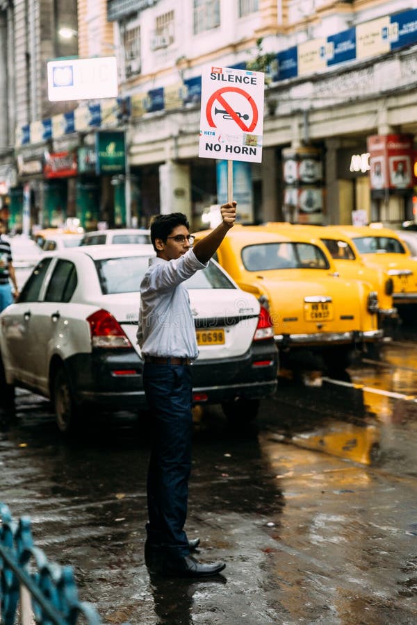 Studentaktivister som begär fridfullt för ’tystnad, inget horn ’på vägen med gula taxi i bakgrund i Kolkata, Indien fotografering för bildbyråer Studentaktivister som begär fridfullt för ’tystnad, inget horn ’på vägen med gula taxi i bakgrund i Kolkata, Indien fotografering för bildbyråer