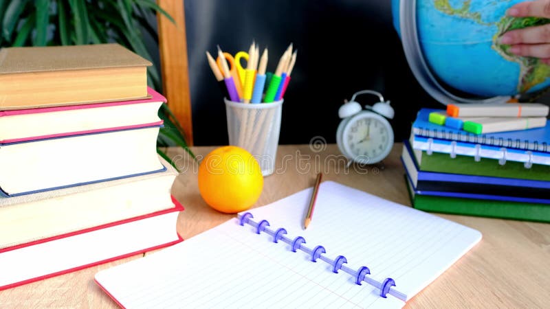 Studentbord med vita larmklockböcker med orangefärgade bärbara datorer pennor i glaspärlbord, vitt