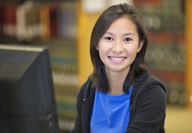 Studente asiatico che lavora al computer
