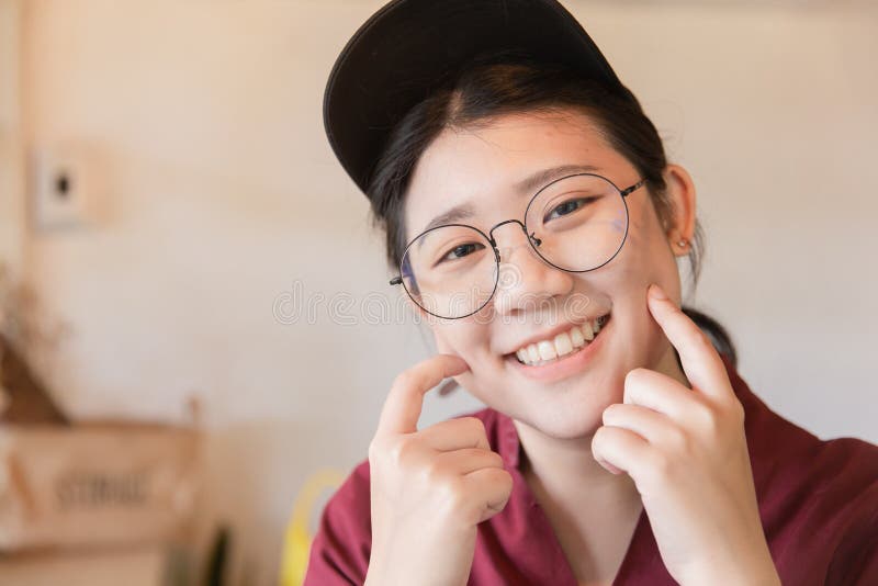 Studente asiatico di sorriso bianco sveglio teenager grassottello paffuto del dente giovane con i vetri immagine stock libera da diritti Studente asiatico di sorriso bianco sveglio teenager grassottello paffuto del dente giovane con i vetri immagine stock libera da diritti