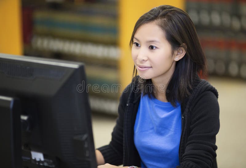 Studente che lavora al computer fotografie stock libere da diritti Studente che lavora al computer fotografie stock libere da diritti