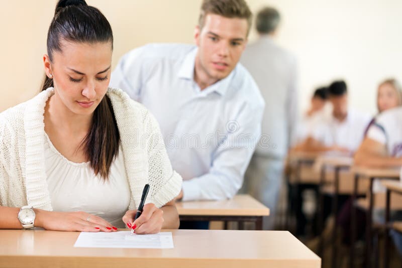 Studente che prova ad imbrogliare alla prova immagine stock libera da diritti Studente che prova ad imbrogliare alla prova immagine stock libera da diritti