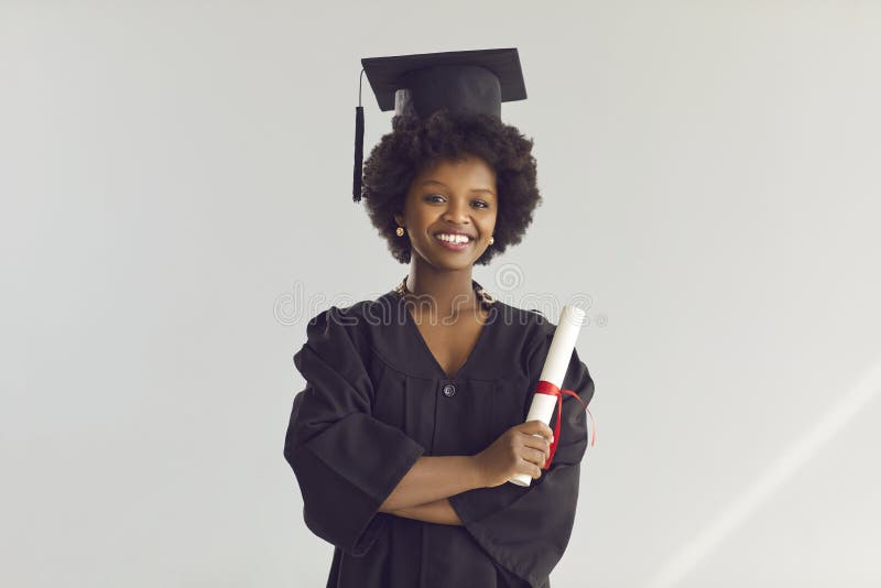 Studente di scuola superiore afro-americano con diploma di laurea in ritratto immagini stock libere da diritti