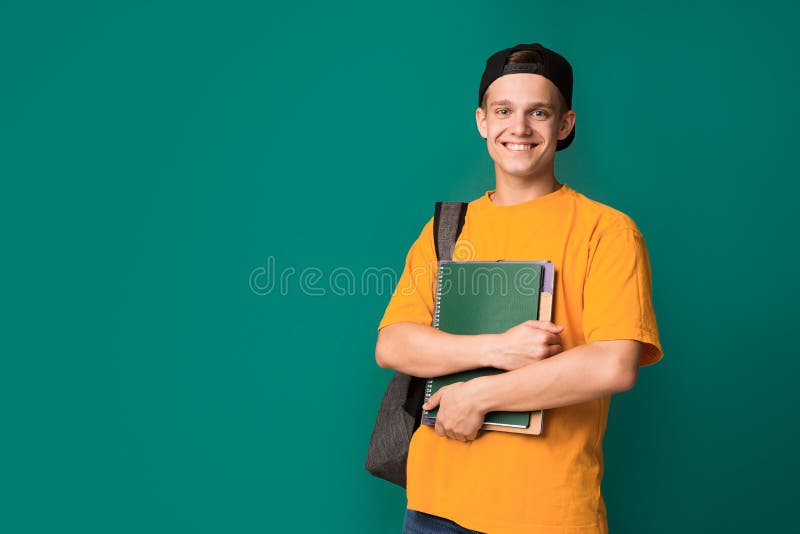 Studente felice con i libri e lo zaino sopra fondo immagini stock libere da diritti Studente felice con i libri e lo zaino sopra fondo immagini stock libere da diritti