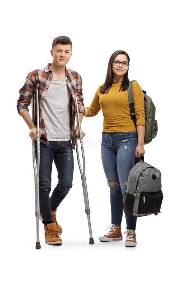Studente maschio con le grucce e una studentessa che tiene uno zaino immagine stock libera da diritti Studente maschio con le grucce e una studentessa che tiene uno zaino immagine stock libera da diritti