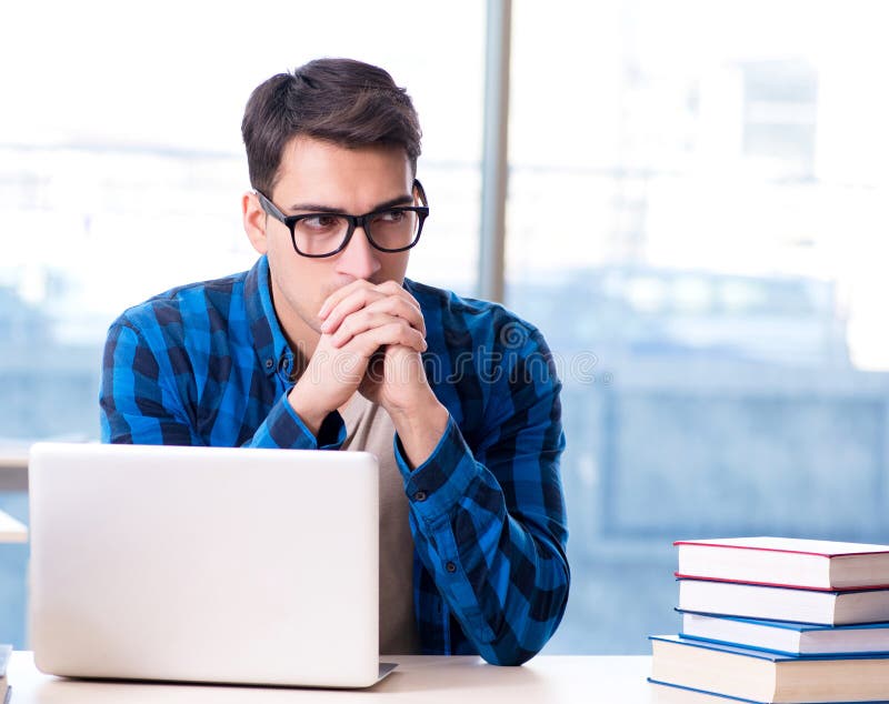 Studente nella lettura di concetto di apprendimento a distanza di teleapprendimento nel movimento di liberazione fotografia stock Studente nella lettura di concetto di apprendimento a distanza di teleapprendimento nel movimento di liberazione fotografia stock